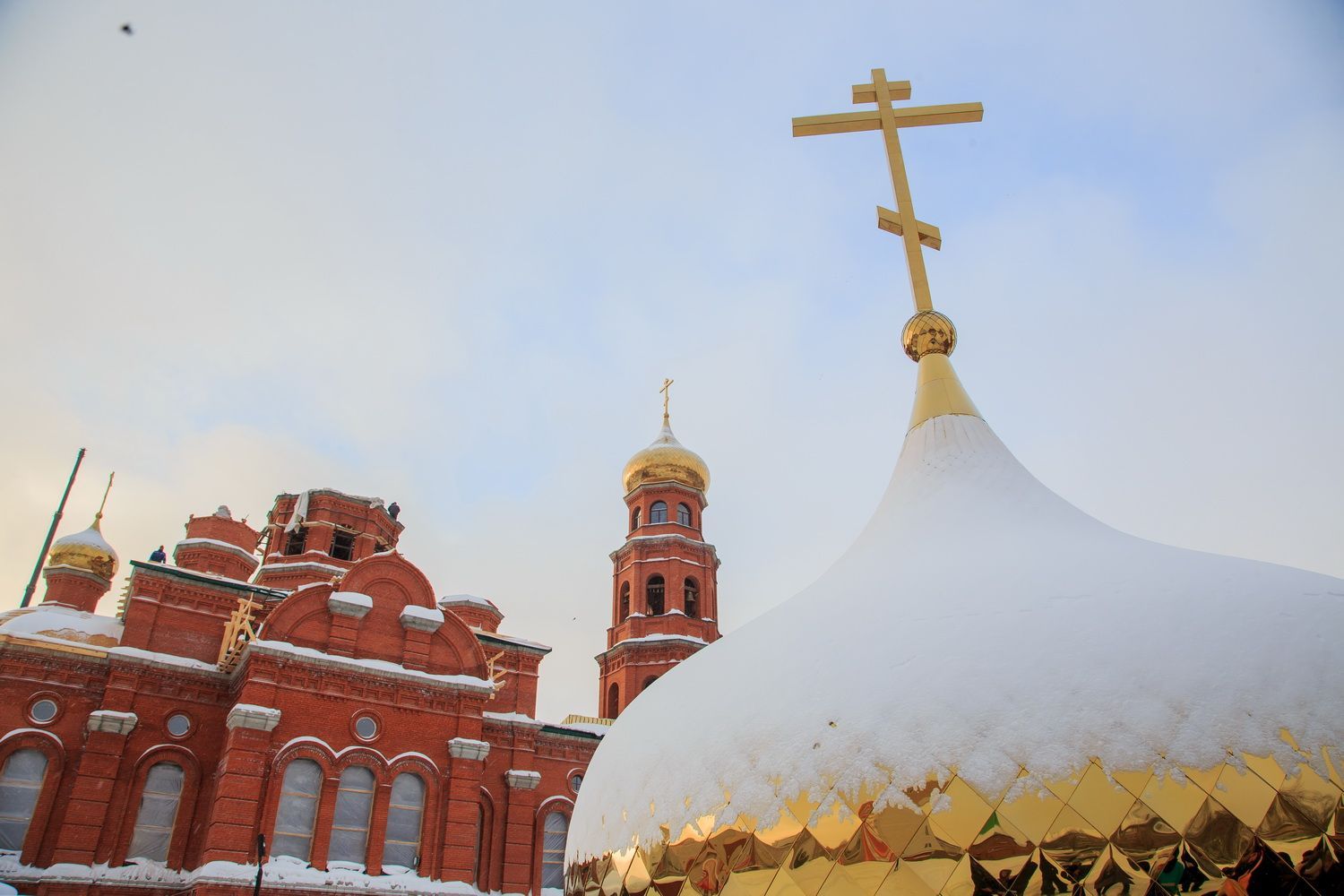 Подъем и установка центрального купола строящегося собора