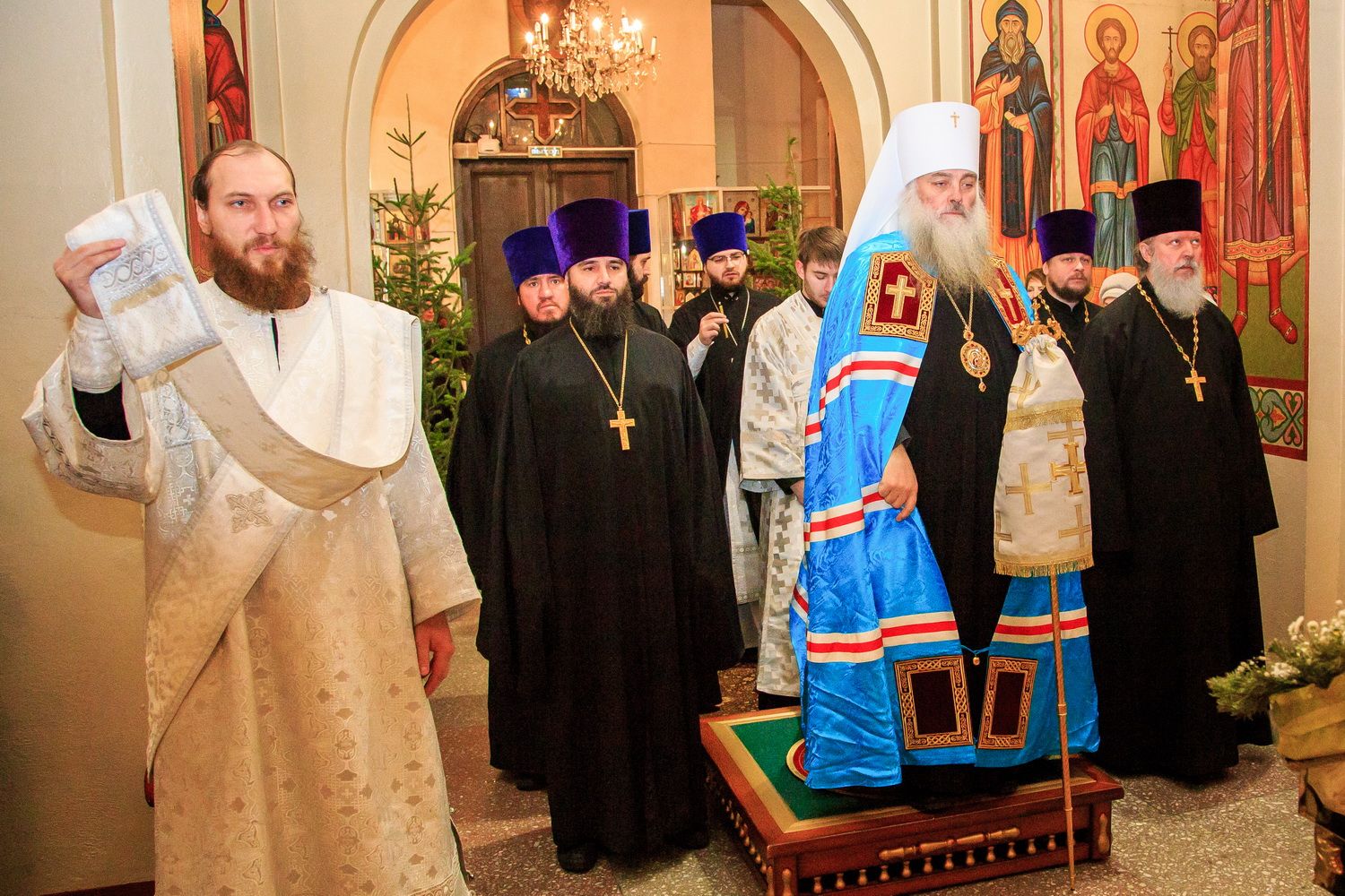 12 января в Александро-Невском Соборе Божественную Литургию возглавил Митрополит Сергий