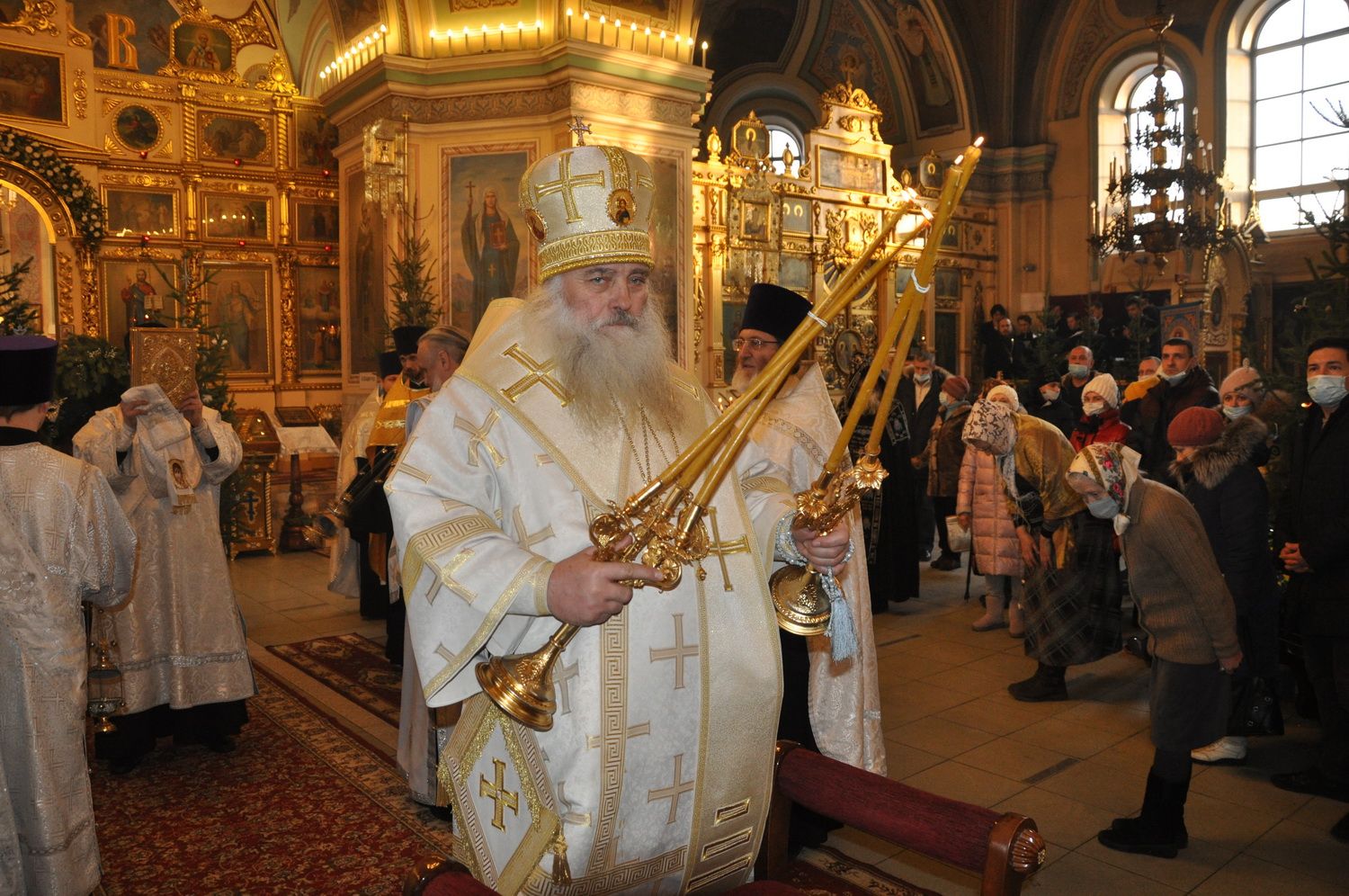 Митрополит Сергий совершил великую вечерню в Покровском кафедральном соборе