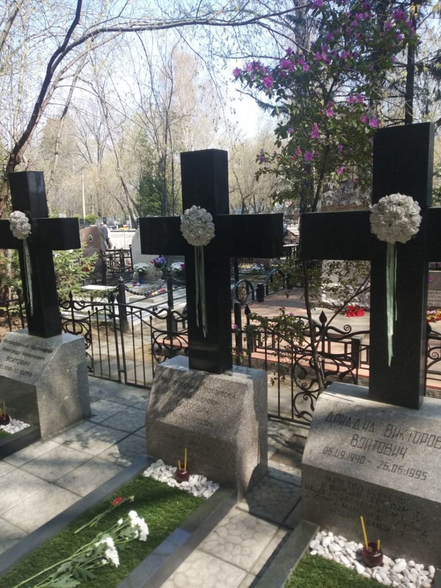 В Радоницу совершена панихида по почившему настоятелю Александро-Невского Собора протоиерею Александру Войтовичу 