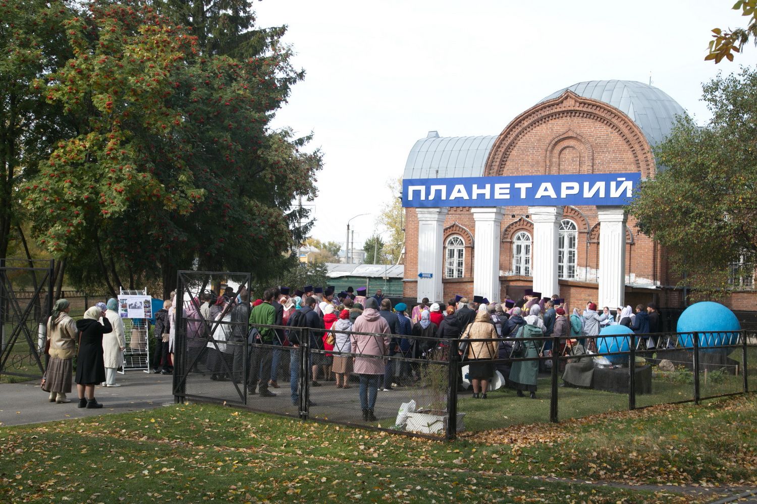 У стен Крестовоздвиженского храма совершен молебен