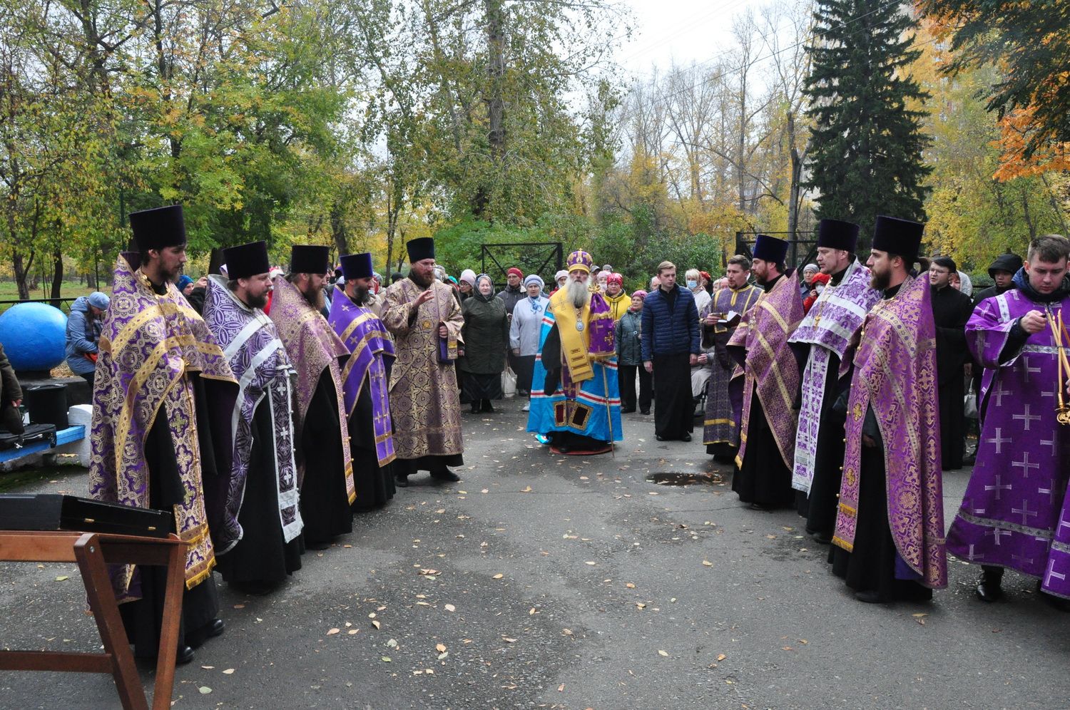 Благочинный Барнаульского городского округа протоиерей Андрей Басов и духовенство Александро-Невского Собора сослужили Митрополиту Сергию молебном пение у Крестовоздвиженской церкви 