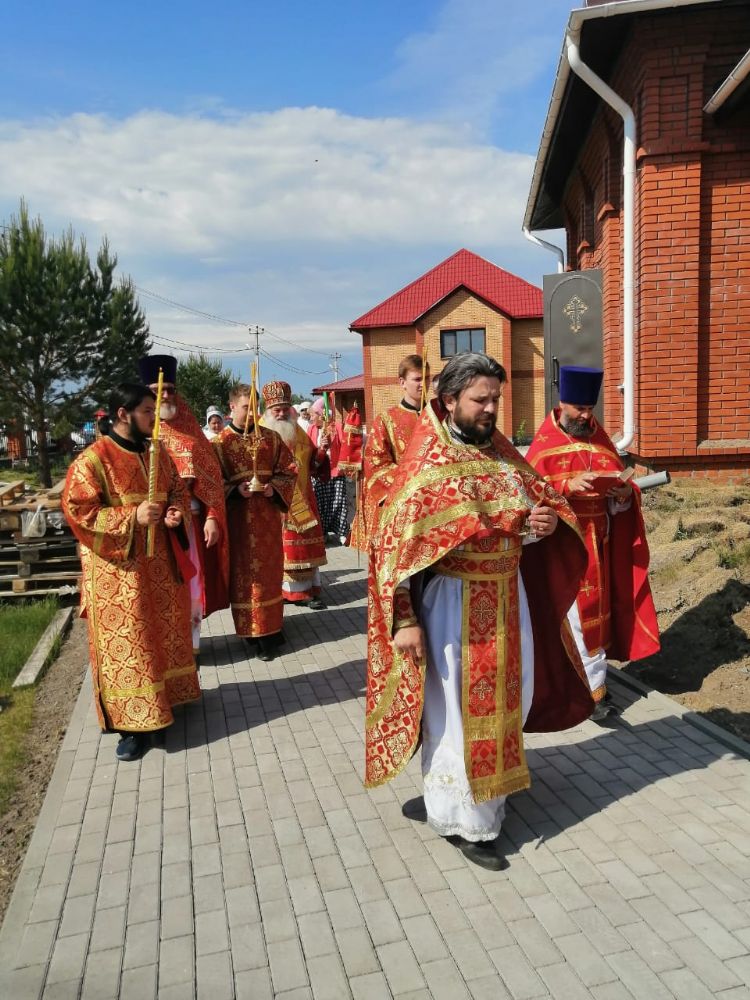 Благочинный Барнаульского городского округа протоиерей Андрей Басов сослужил Владыке Сергию Литургию в храме святых равноапостольных Константина и Елены в с. Рощино