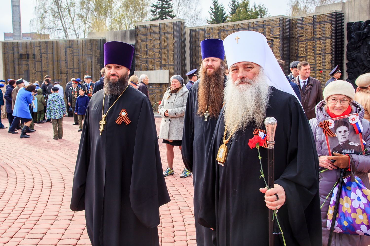 Митрополит Сергий, в сопровождении Секретаря Барнаульской Епархии протоиерея Андрея Басова и духовенства, возложил цветы к Мемориалу Славы