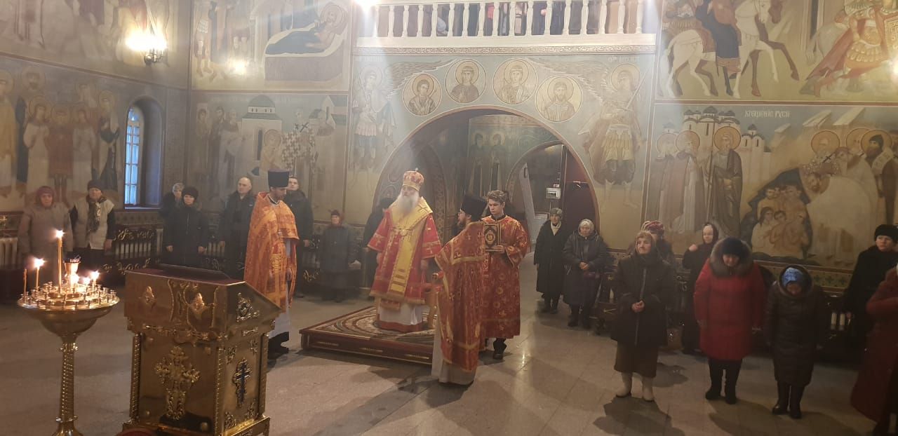 Протоиерей Андрей Басов сослужил Митрополиту Сергию Божественную Литургию в Свято-Георгиевском храме Новоалтайска