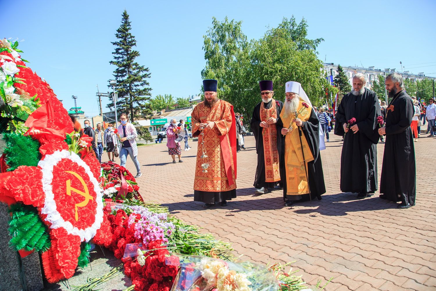 Благочинный Барнаульского городского округа протоиерей Андрей Басов сослужил Митрополиту Сергию Литургию и  панихиду по погибшим в Великой Отечественной Войне