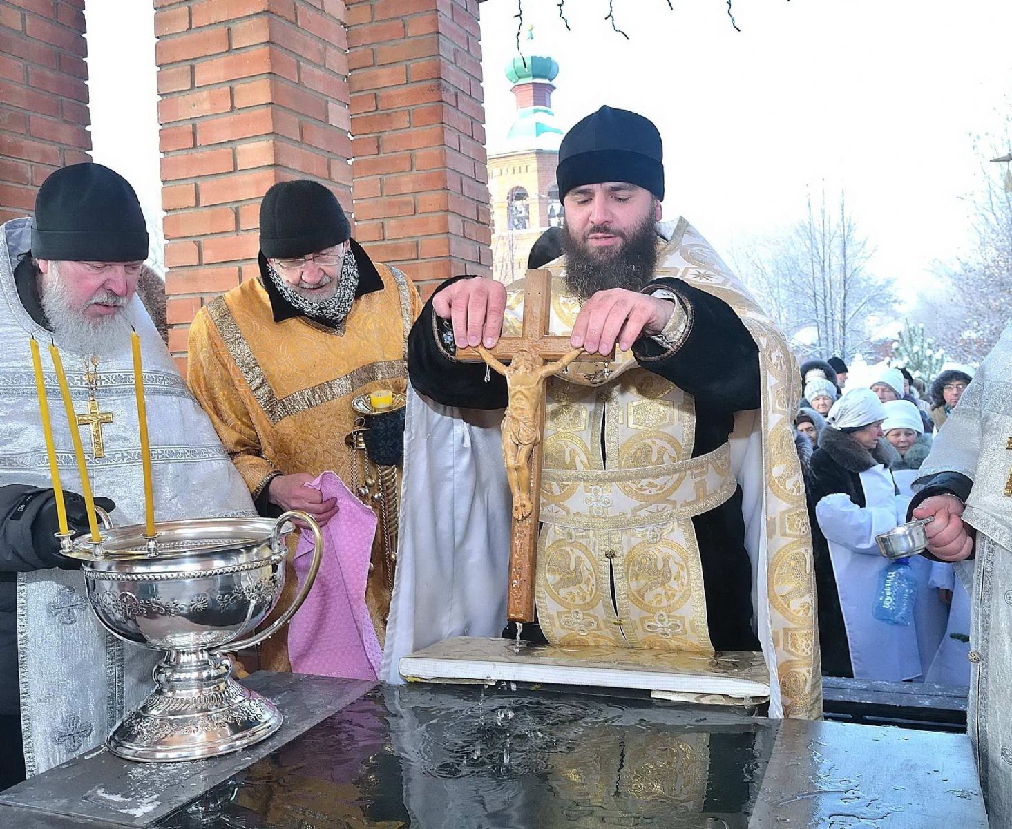 В Крещенский сочельник 18 января в нашем храме совершена Божественная Литургия и чин Великого освящения воды