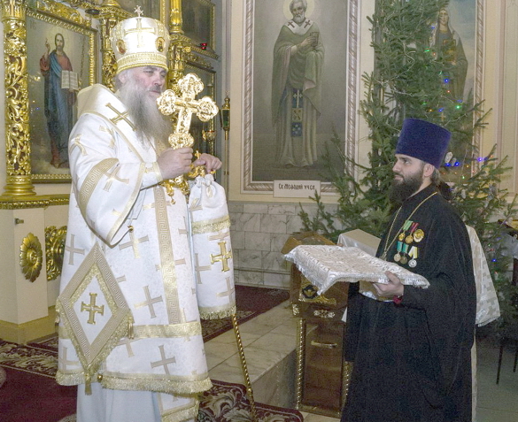 Глава Алтайской митрополии совершил великую вечерню в Покровском кафедральном соборе