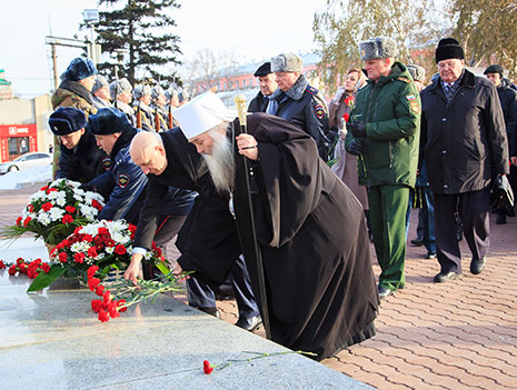 Глава Алтайской митрополии принял участие в митинге в честь Дня воинской славы