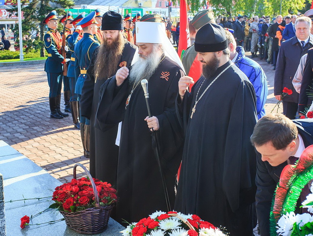 Тысячи человек пришли возложить цветы на Мемориал Славы в Барнауле утром 9 мая