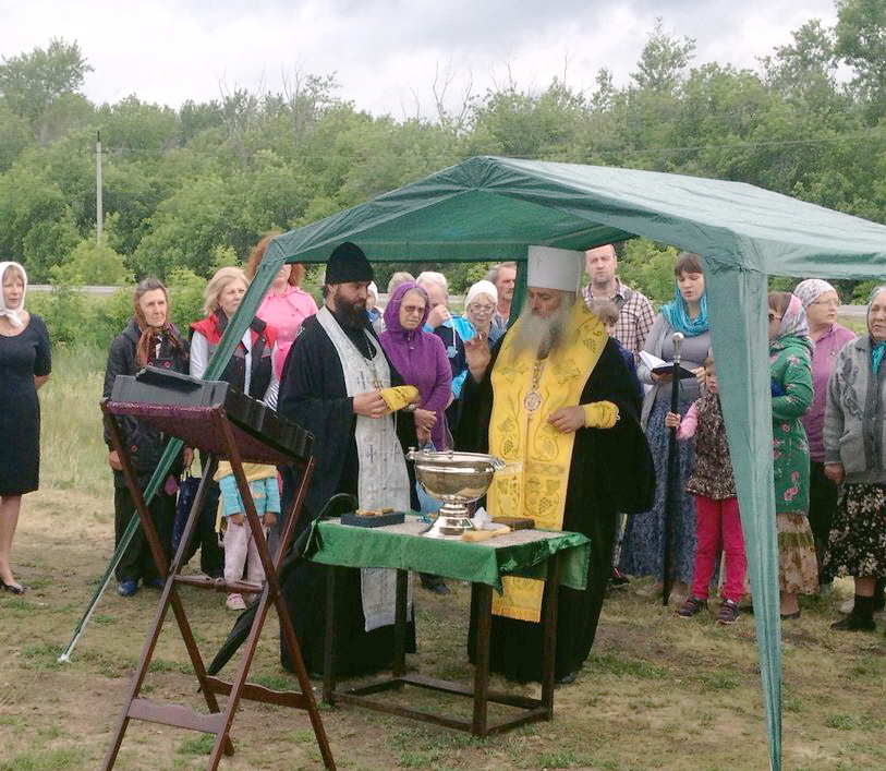 Глава Алтайской митрополии освятил накупольный крест для строящегося храма в Гоньбе