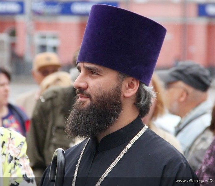 Митрополит Сергий принял участие в церемонии открытия мемориальной доски на Молодежном театре Алтая