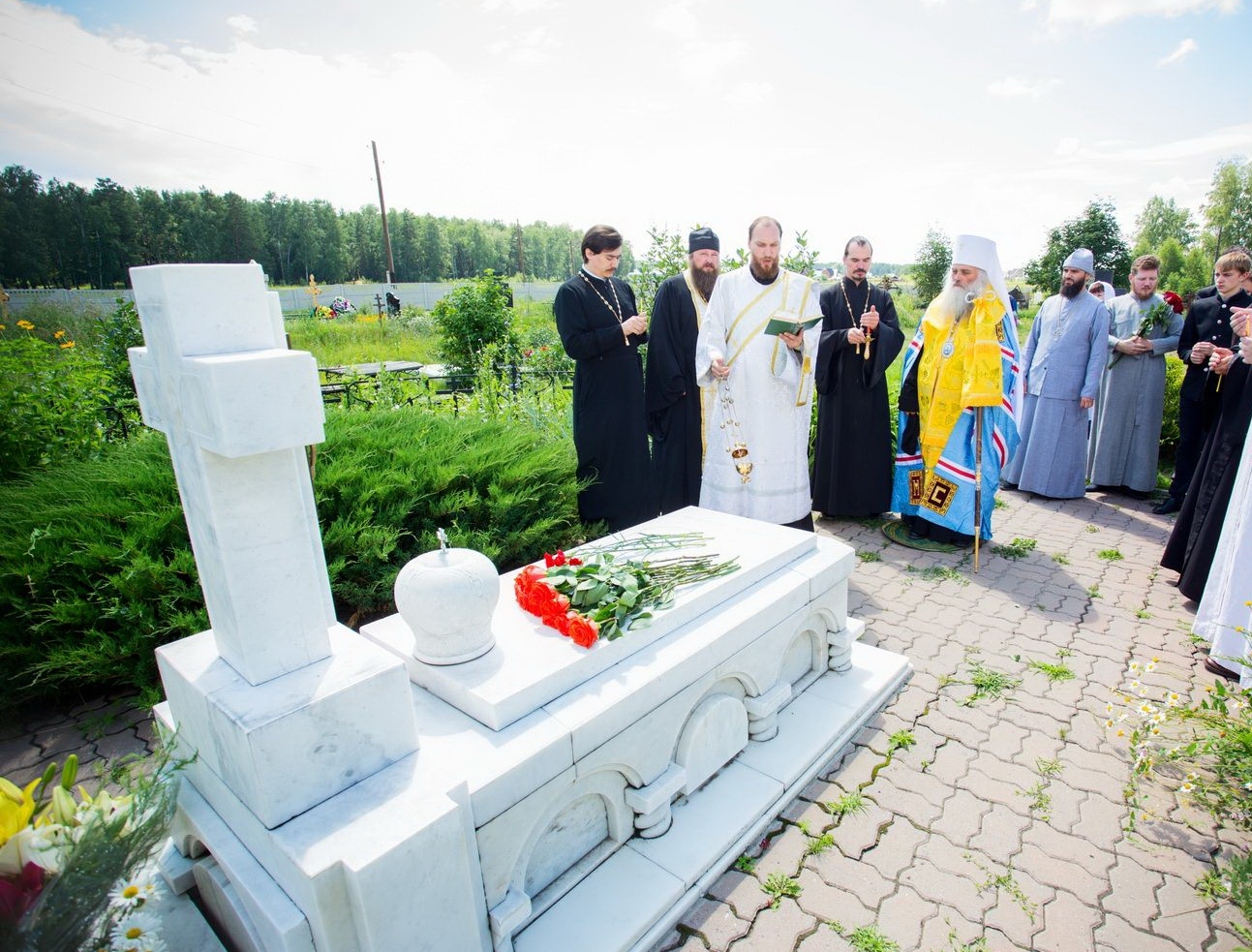 Митрополит Сергий совершил литию по первому епископу возрожденной епархии