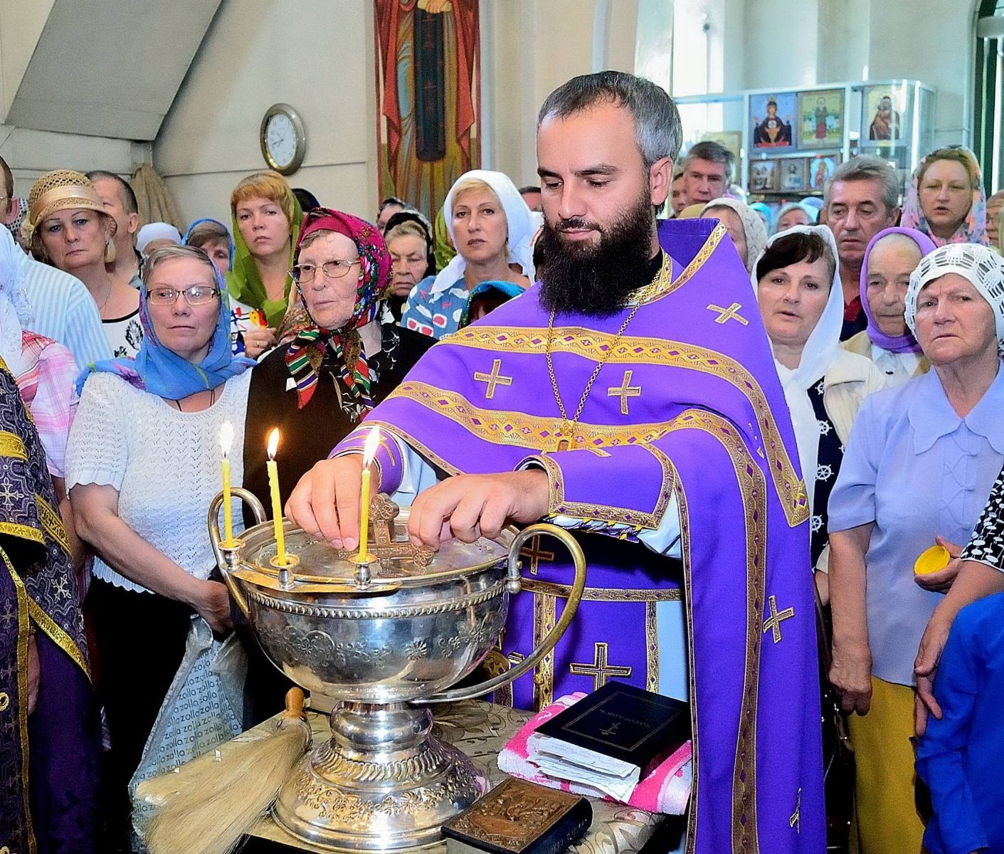 В великий праздник Изнесения  честных древ Животворящего Креста Господня  в Александро-Невском Соборе совершены праздничные богослужения