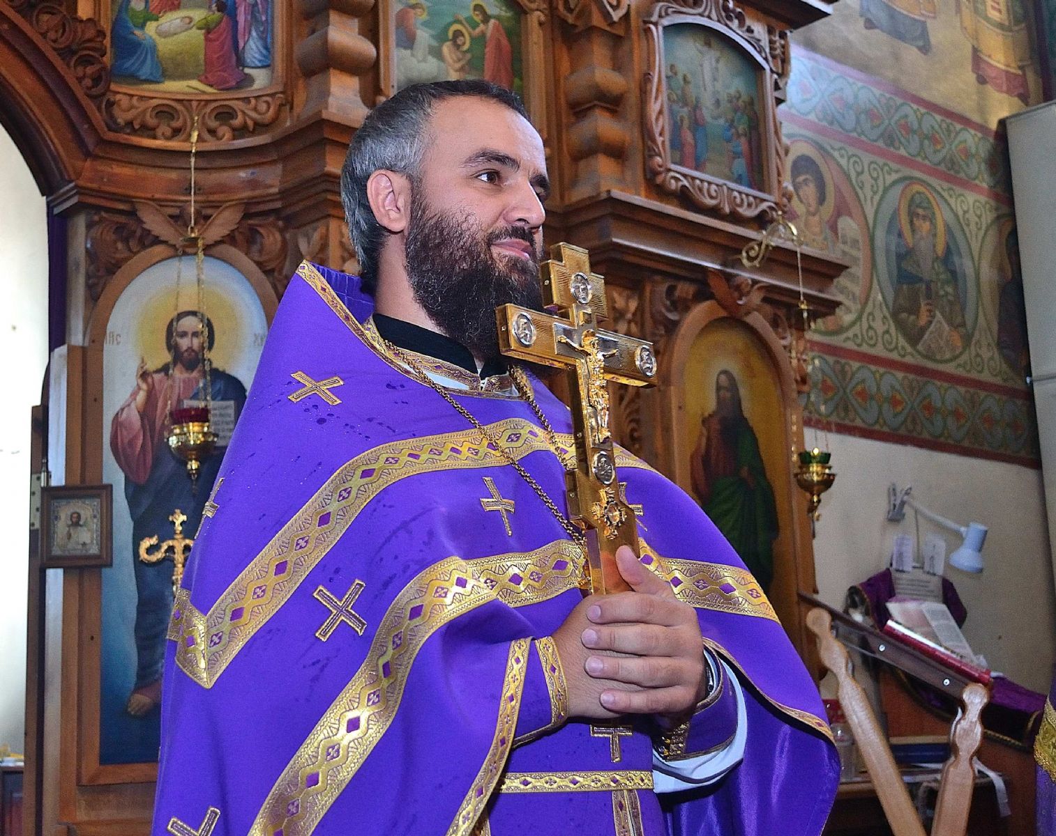 Прихожане и духовенство  Александро-Невского Собора поздравили настоятеля протоиерея Андрея Басова с Днем рождения