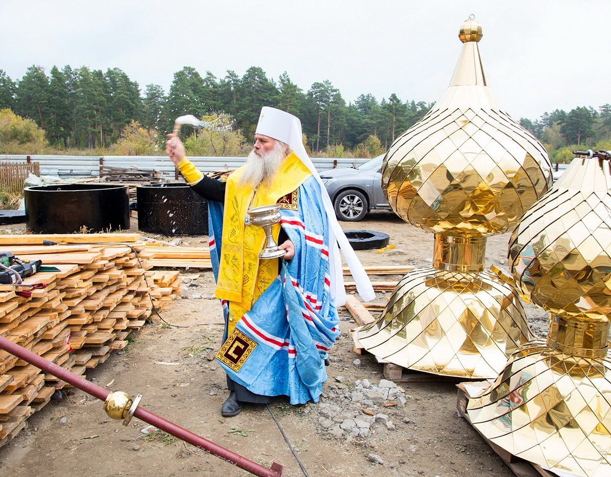 Митрополит Сергий освятил накупольные кресты для храма Успения Пресвятой Богородицы в Фирсово