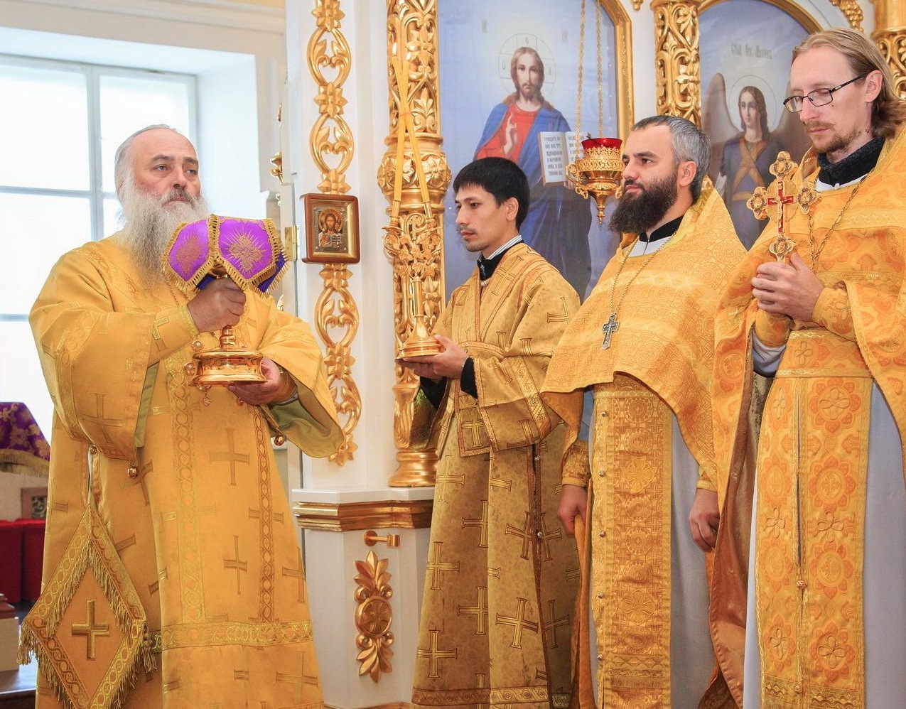 Митрополит Сергий совершил Литургию в Димитриевском храме Барнаула