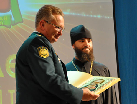 Секретарь Барнаульской епархии поздравил таможенников Алтая с юбилеем