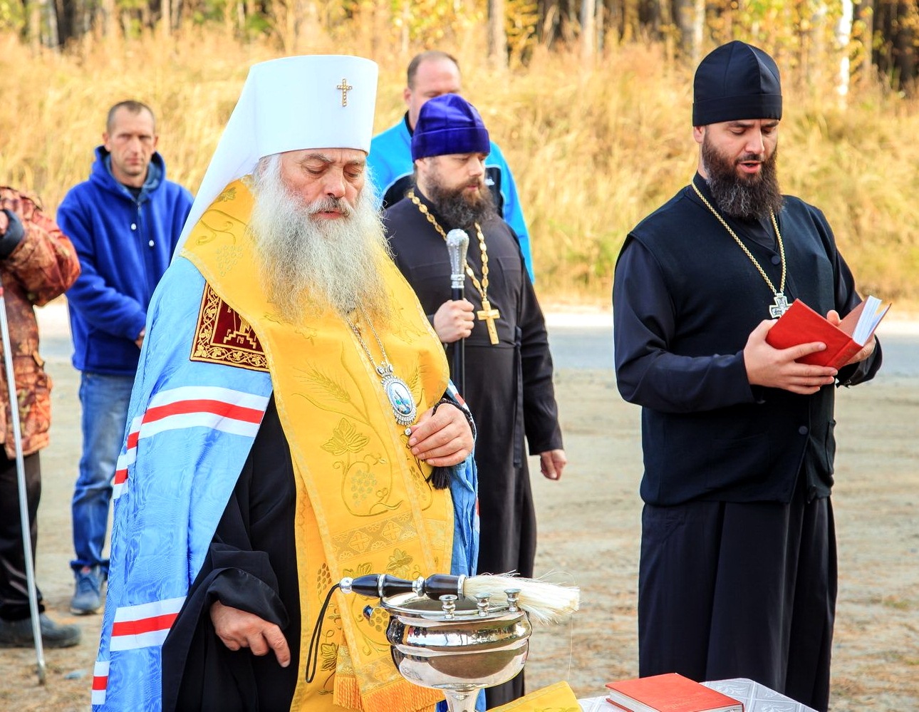 На въезде в Рассказиху освящен поклонный крест