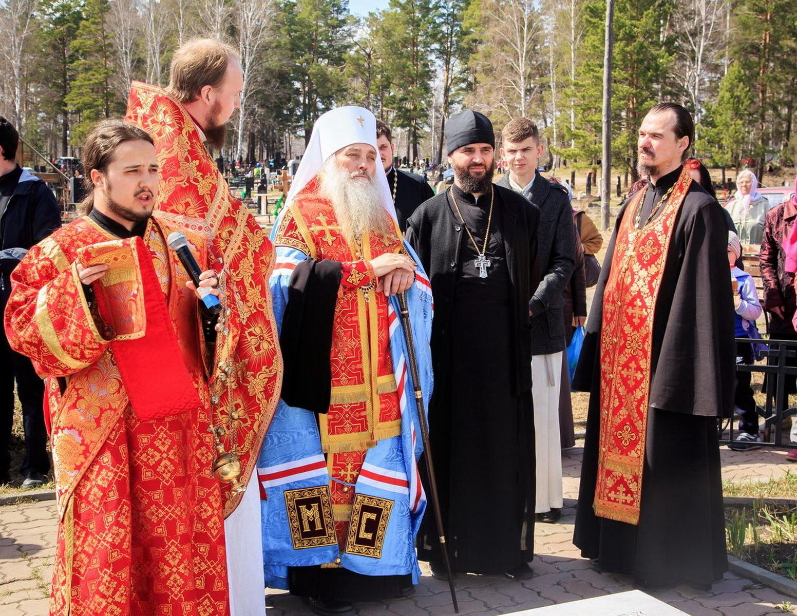 На Радоницу митрополит Сергий посетил Черницкое кладбище