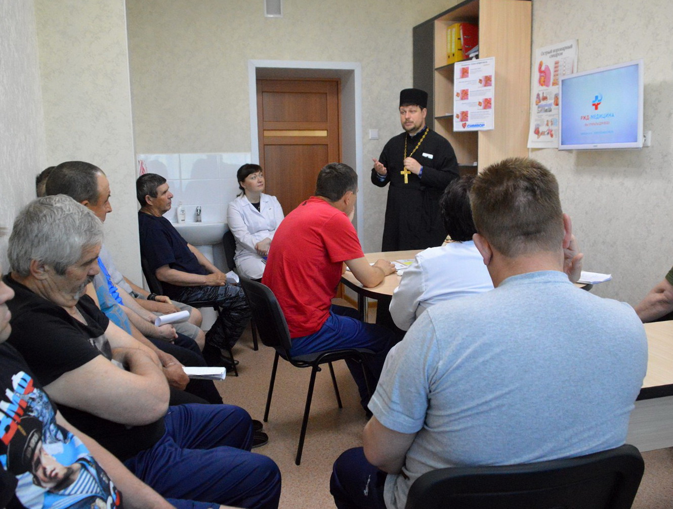 Священник Александро-Невского Собора провел беседу с пациентами Железнодорожной больницы г.Барнаула