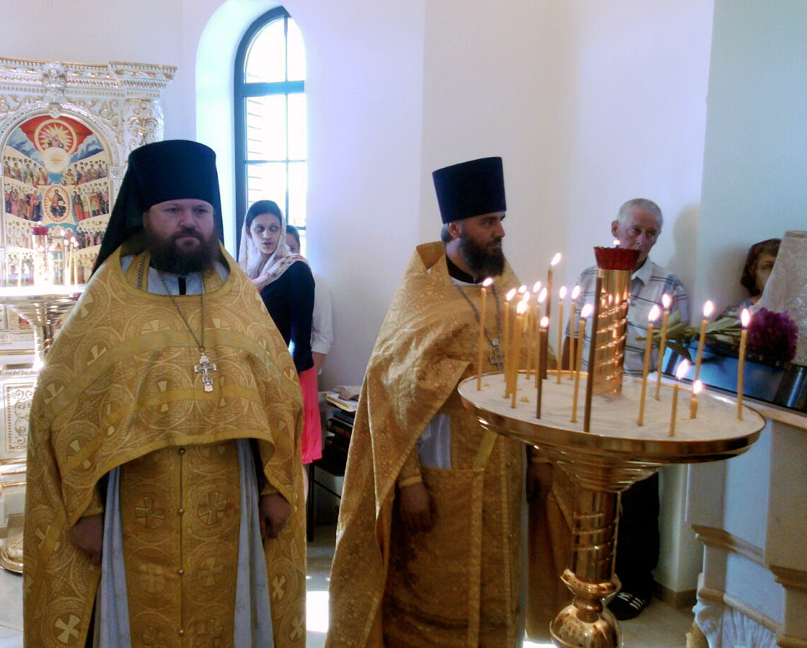 Митрополит Сергий совершил Литургию в храме Всех святых