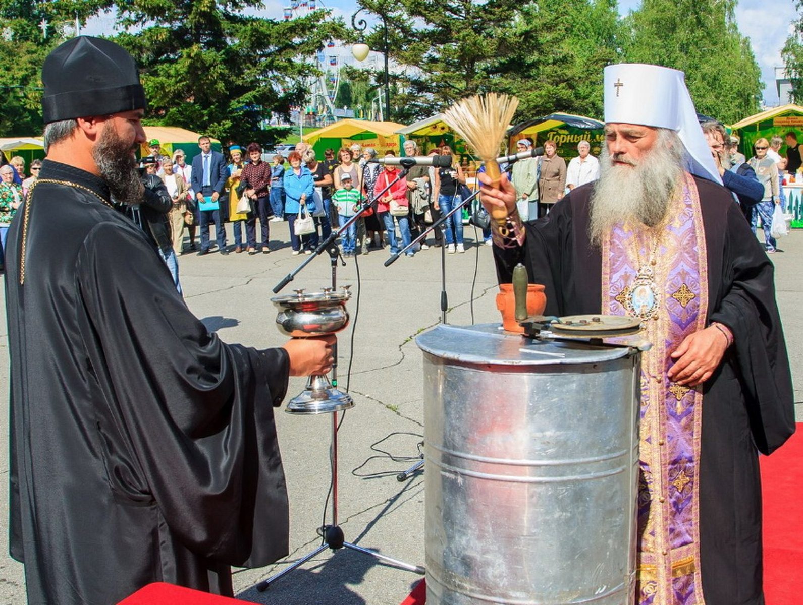 Владыка Сергий: «Во дни Успенского поста мед душу увеселяет»