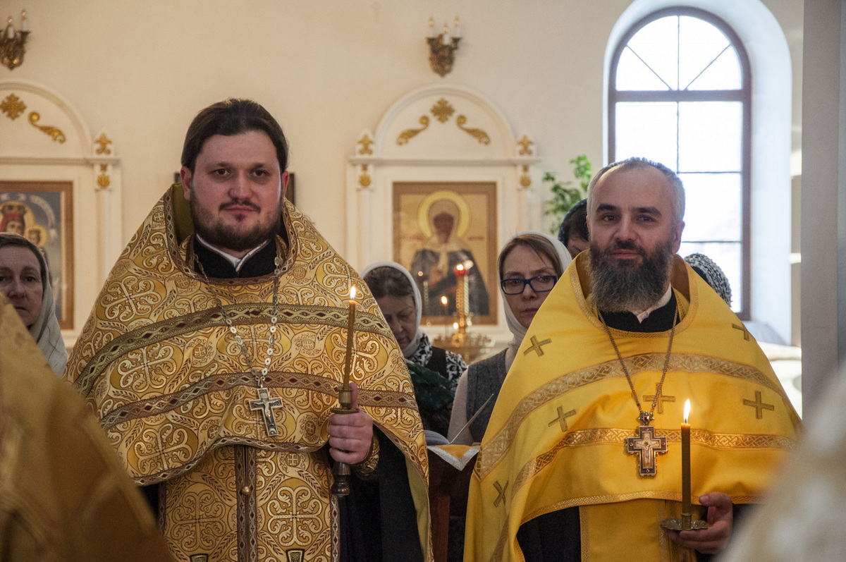 Благочинный Барнаульского городского округа протоиерей Андрей Басов сослужил Митрополиту Сергию вечернее богослужение с чтением акафиста