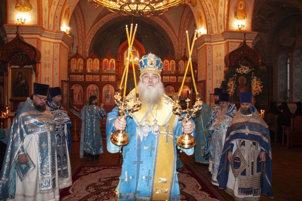 Благочинный Барнаульского городского округа протоиерей Андрей Басов сослужил Митрополиту Сергию Литургию в день престольного праздника Знаменского женского монастыря