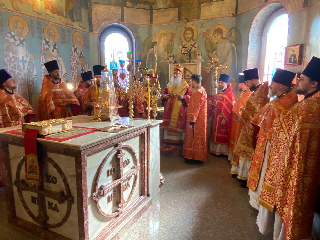 В день памяти великомученика Георгия Победоносца протоиерей Андрей Басов сослужил Архипастырю Литургию в Новоалтайске