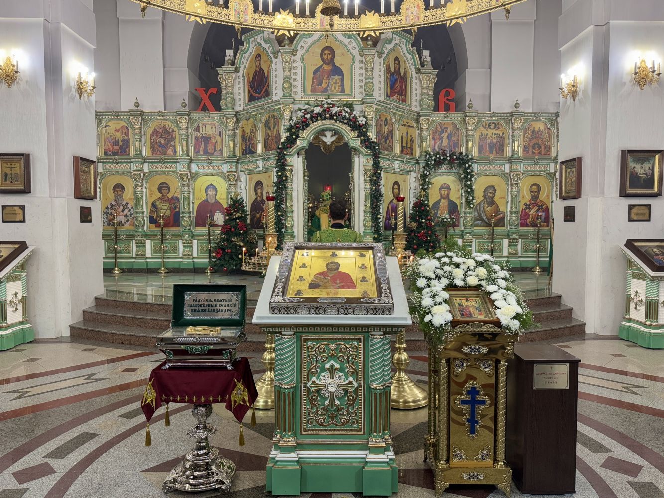 Митрополит Сергий возглавил Всенощное бдение в престольный праздник Александро-Невского Собора