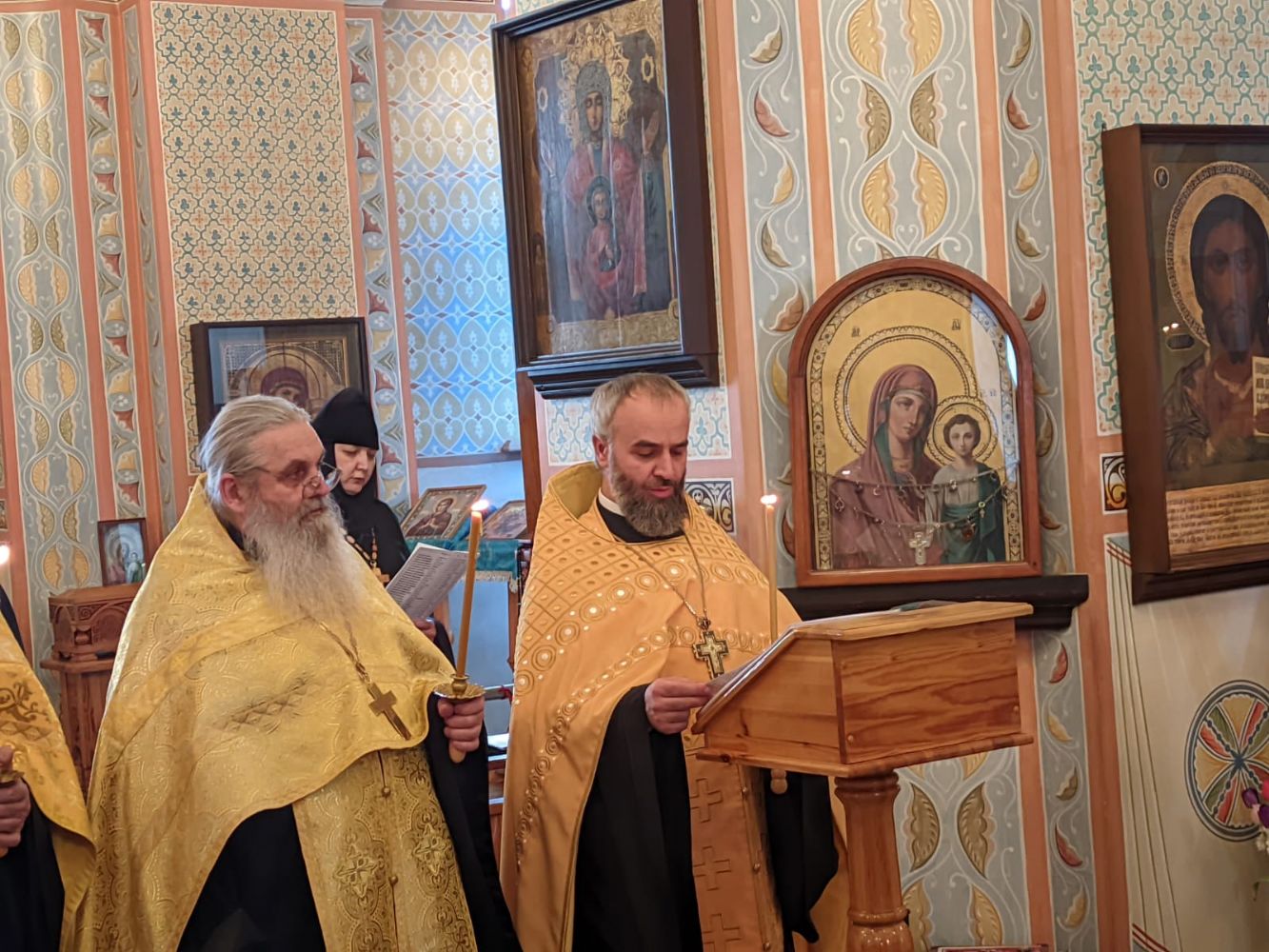 Протоиерей Андрей Басов сослужил архипастырю вечернее богослужение в Знаменском монастыре