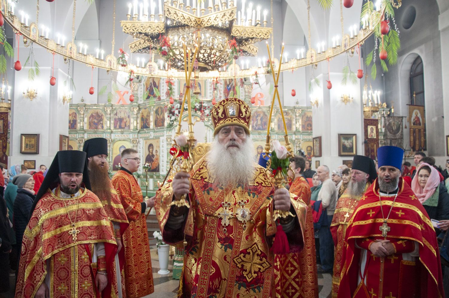 Ночное Пасхальное богослужение в праздник Светлого Христова Воскресения Глава Алтайской митрополии совершил в Александро-Невском соборе Барнаула