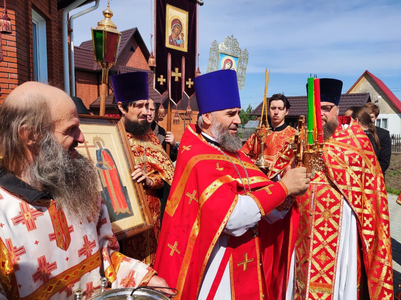 Протоиерей Андрей Басов сослужил Митрополиту Сергию Литургию в пос. Рощино