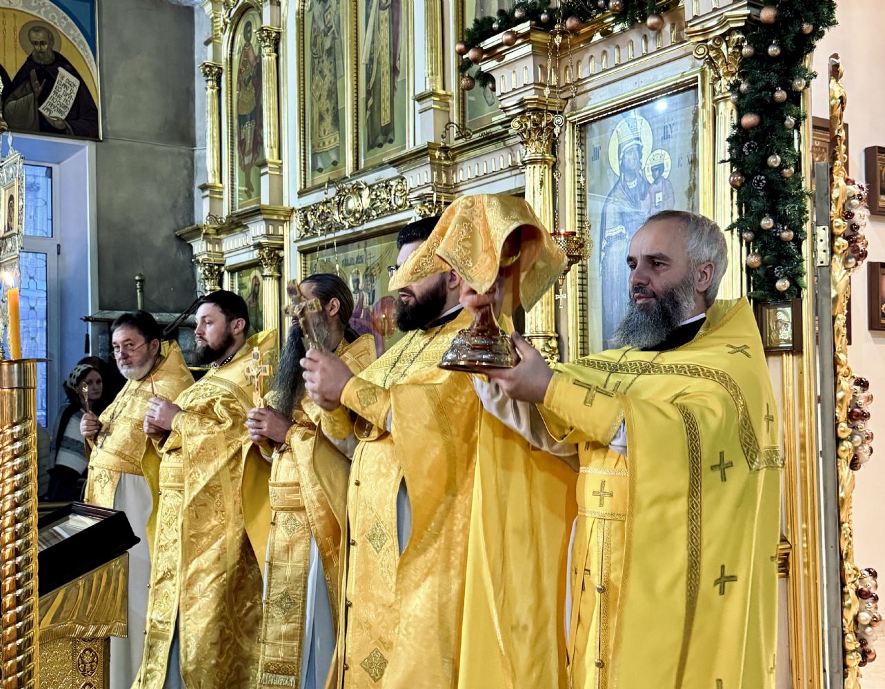 Протоиерей Андрей Басов возглавил Божественную литургию в Никольском храме г. Барнаула