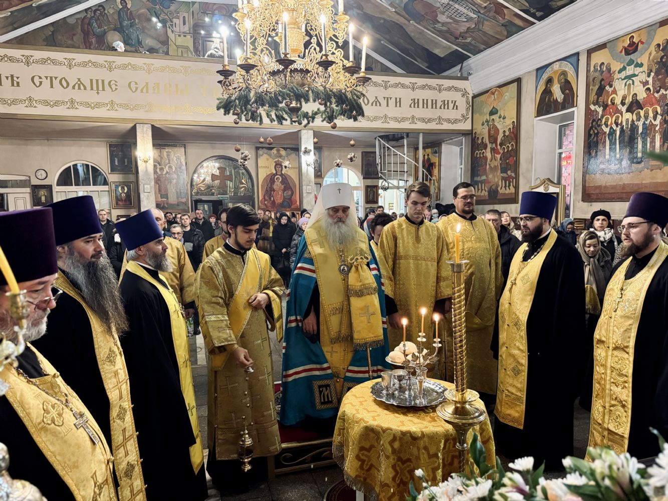 Протоиерей Андрей Басов сослужил митрополиту Сергию вечернее Богослужение с чтением Акафиста в Никольском храме г. Барнаула