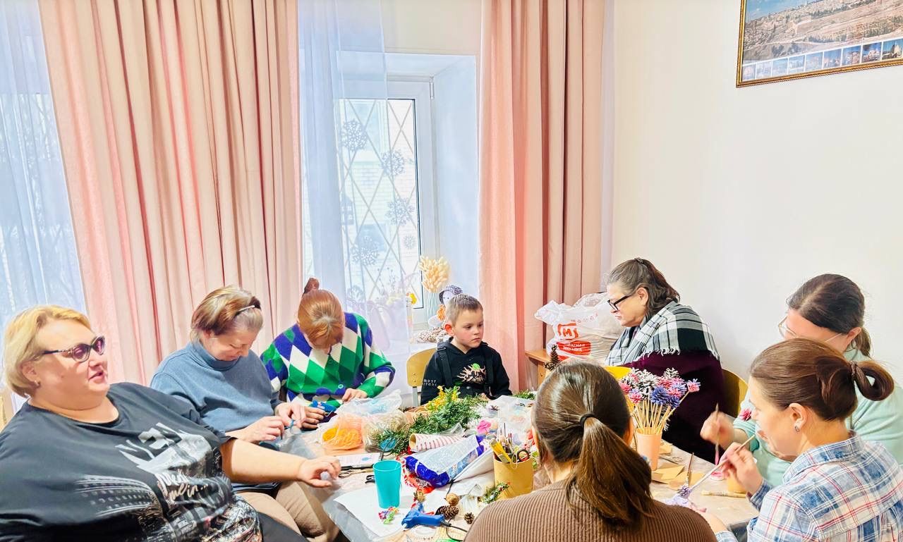 Рождественские труды: молодежь собора готовит праздник для детей