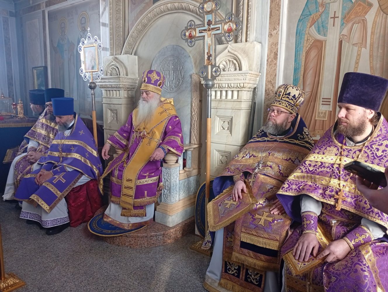 Благочинный Барнаульского городского округа протоиерей Андрей Басов сослужил Митрополиту Сергию Литургию Преждеосвященных Даров в храме Иоанна Предтечи на горе