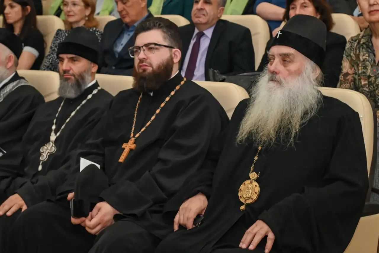 Митрополит Сергий и Благочинные Барнаульских округов приняли участие в Отчете главы Барнаула