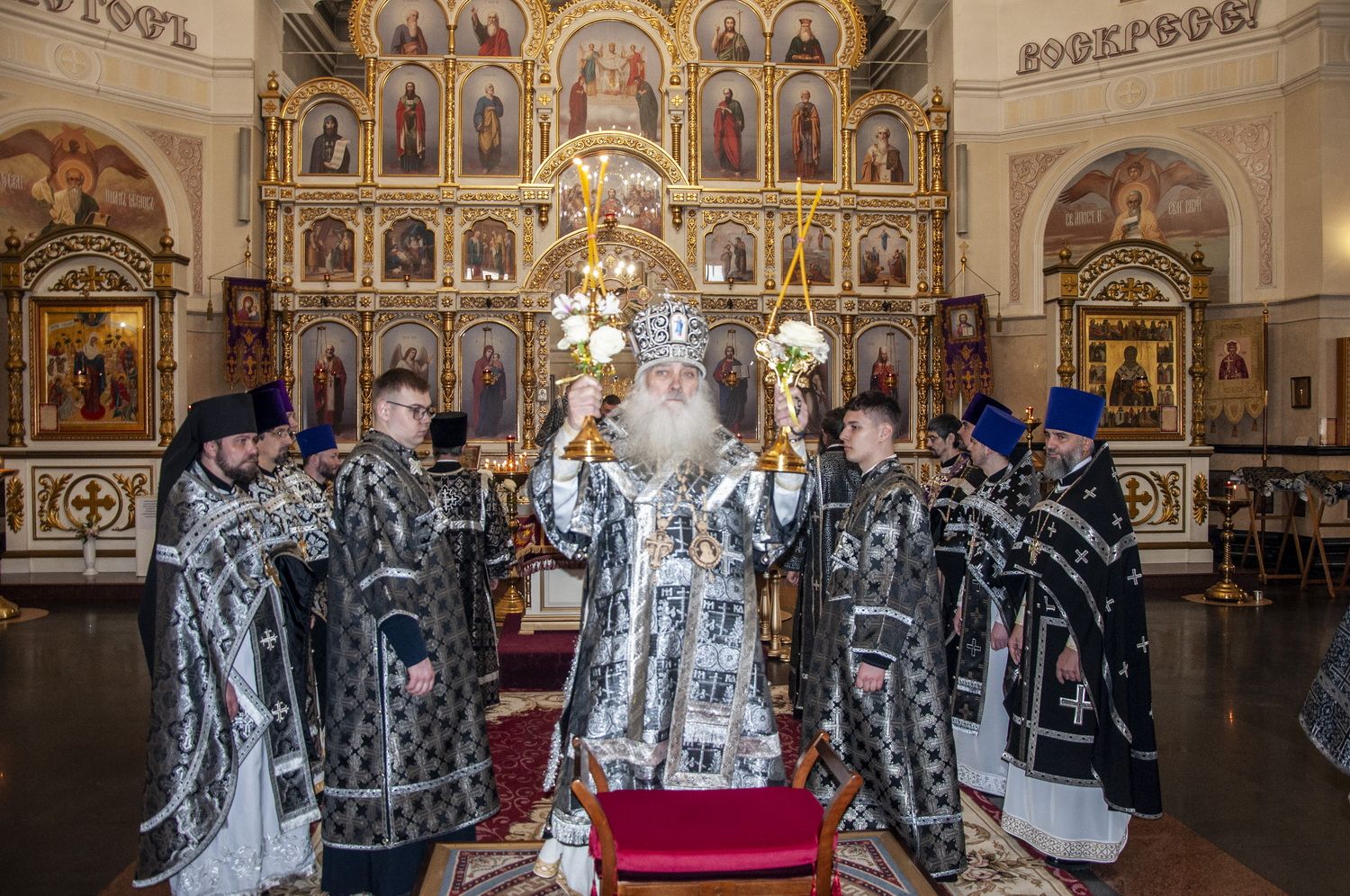 Благочинный Барнаульского городского округа сослужил Митрополиту Сергию богослужение Великой субботы в Димитриевском храме