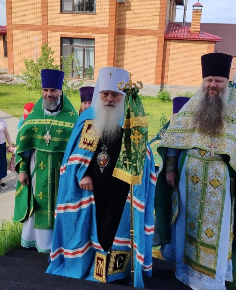 Протоиерей Андрей Басов сослужил Архипастырю Божественную литургию в пос. Рощино