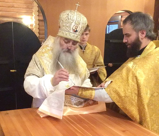 В Бобровке архиерейским чином освящен храм в честь первоверховных апостолов Петра и Павла