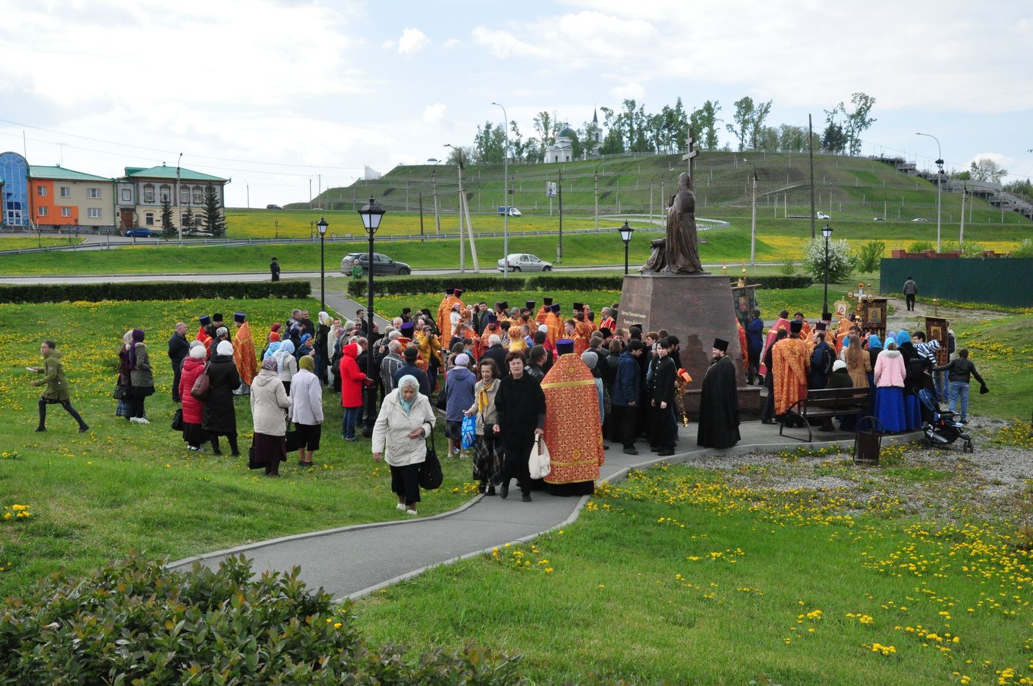 В Барнауле освятили памятник святым Кириллу и Мефодию