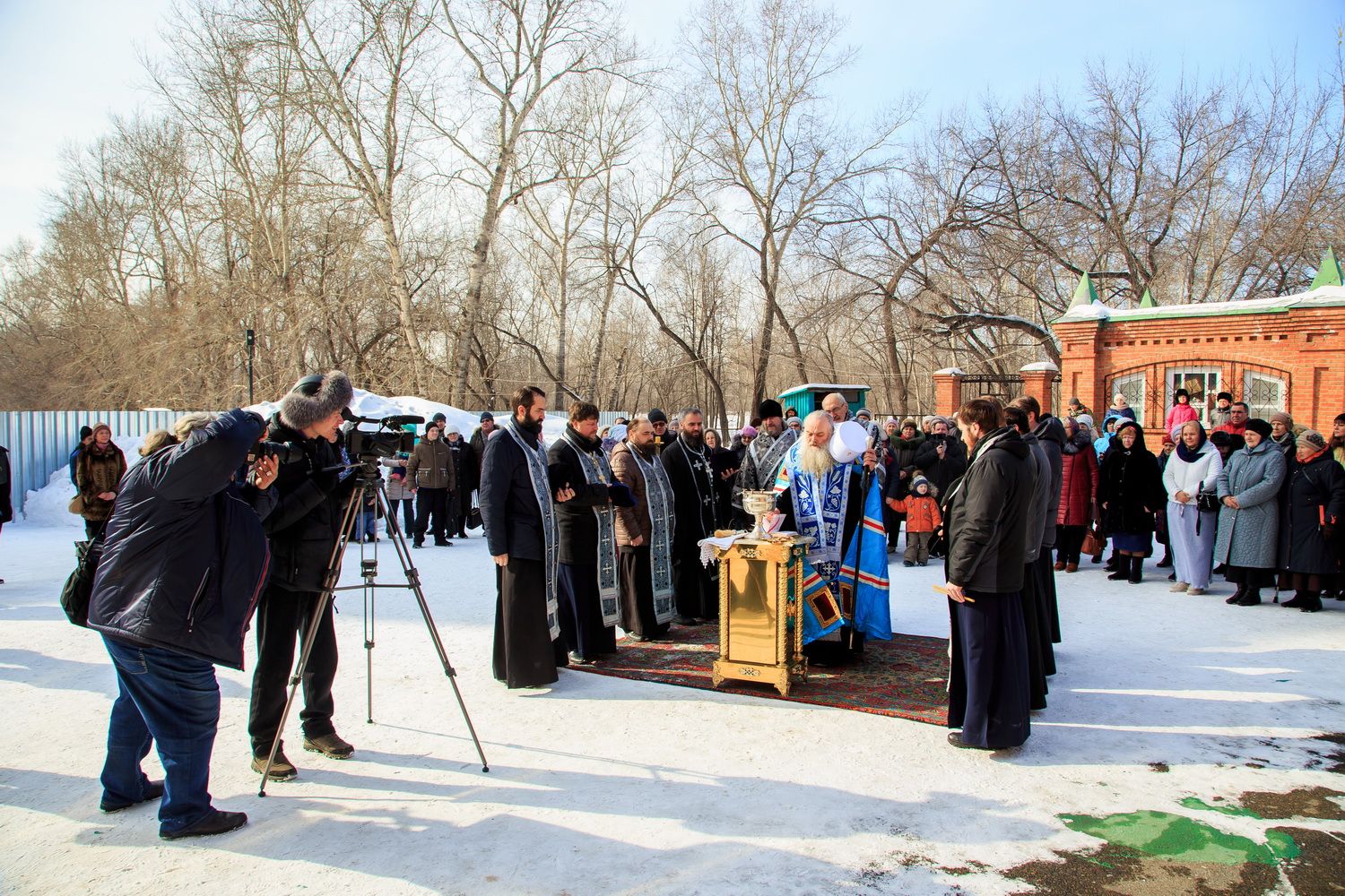 Глава Алтайской митрополии совершил чин освящения накупольного креста для Богоявленского храма Барнаула