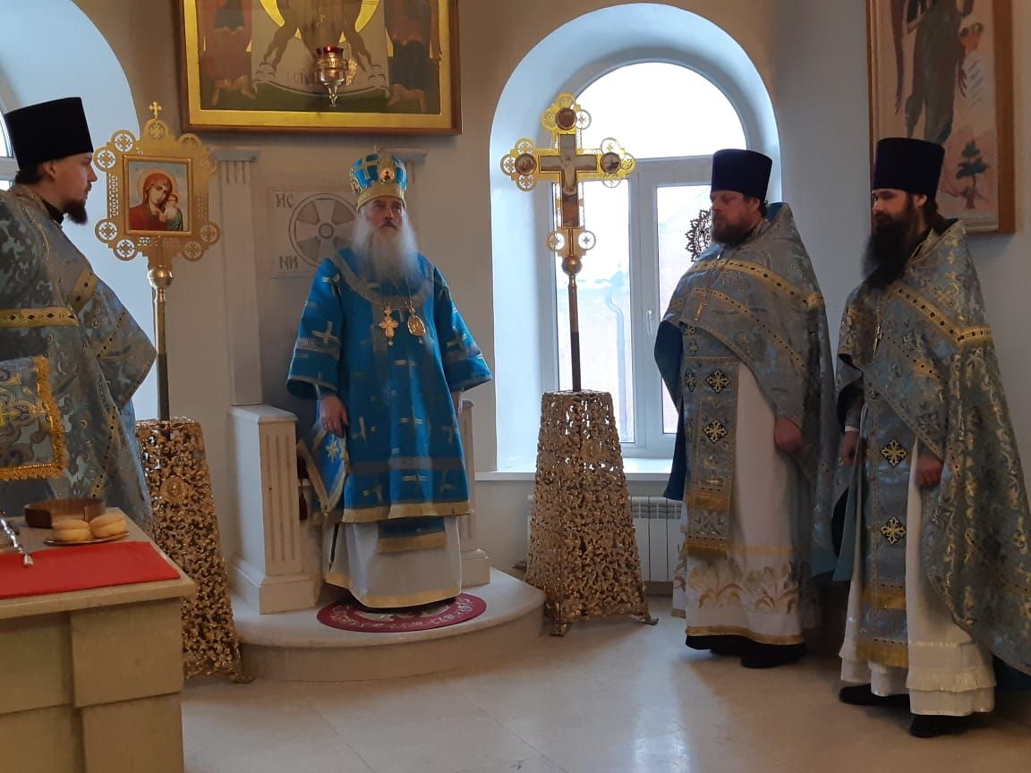 Владыка Сергий совершил литургию в Никольском храме Барнаула