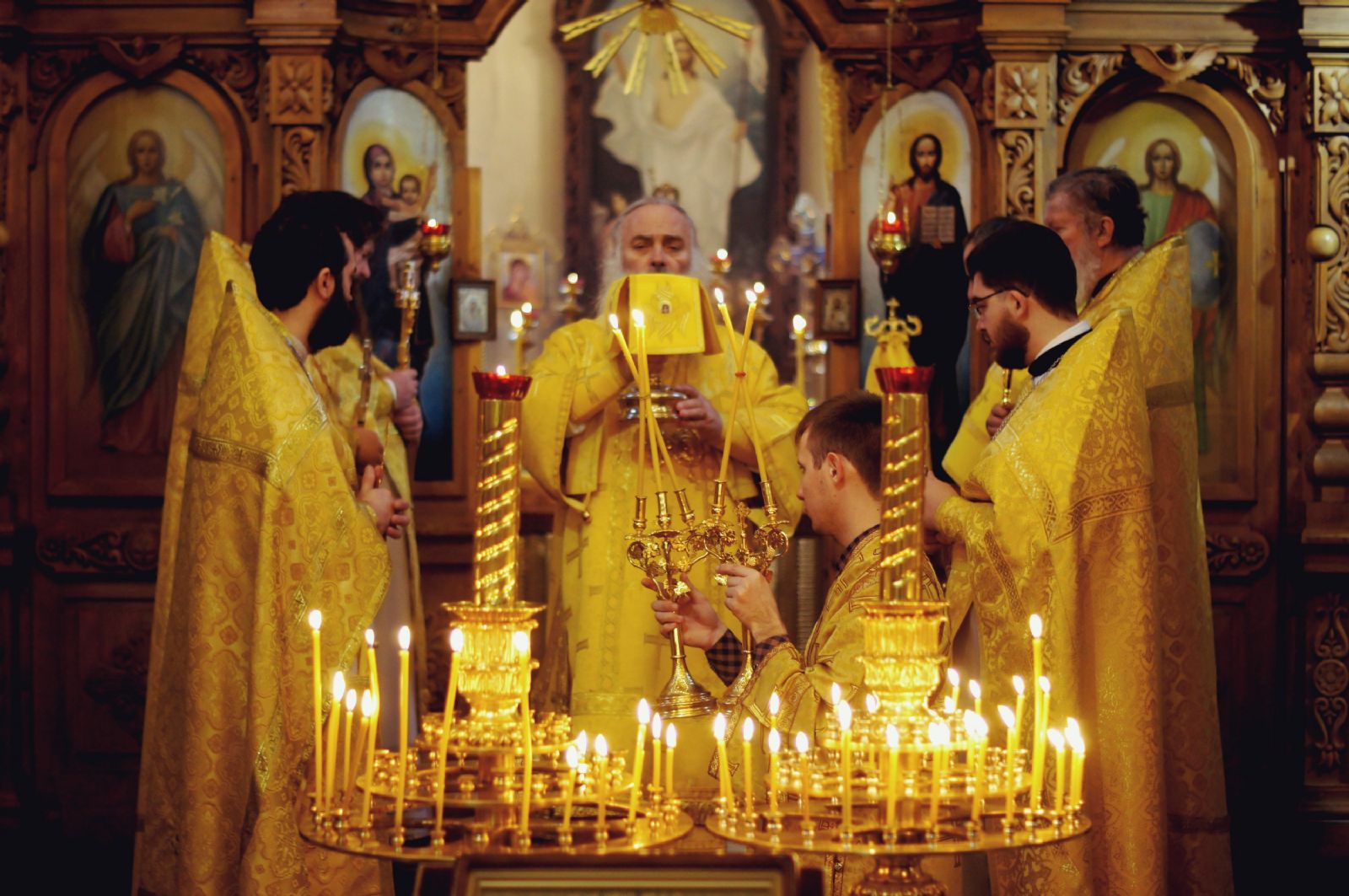 Митрополит Сергий возглавил богослужение в Александро-Невском Соборе