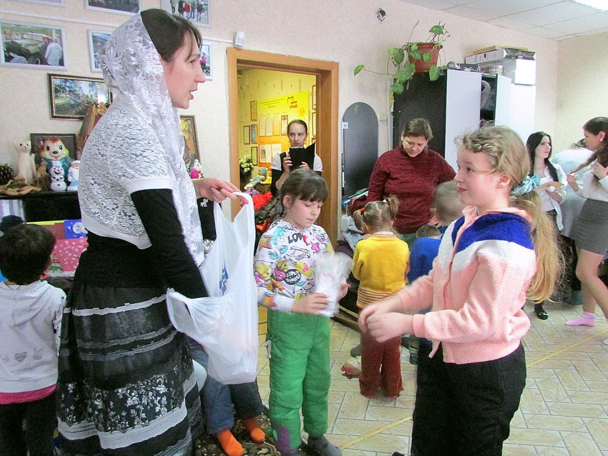Невская молодежь поздравила детей с Рождеством Христовым