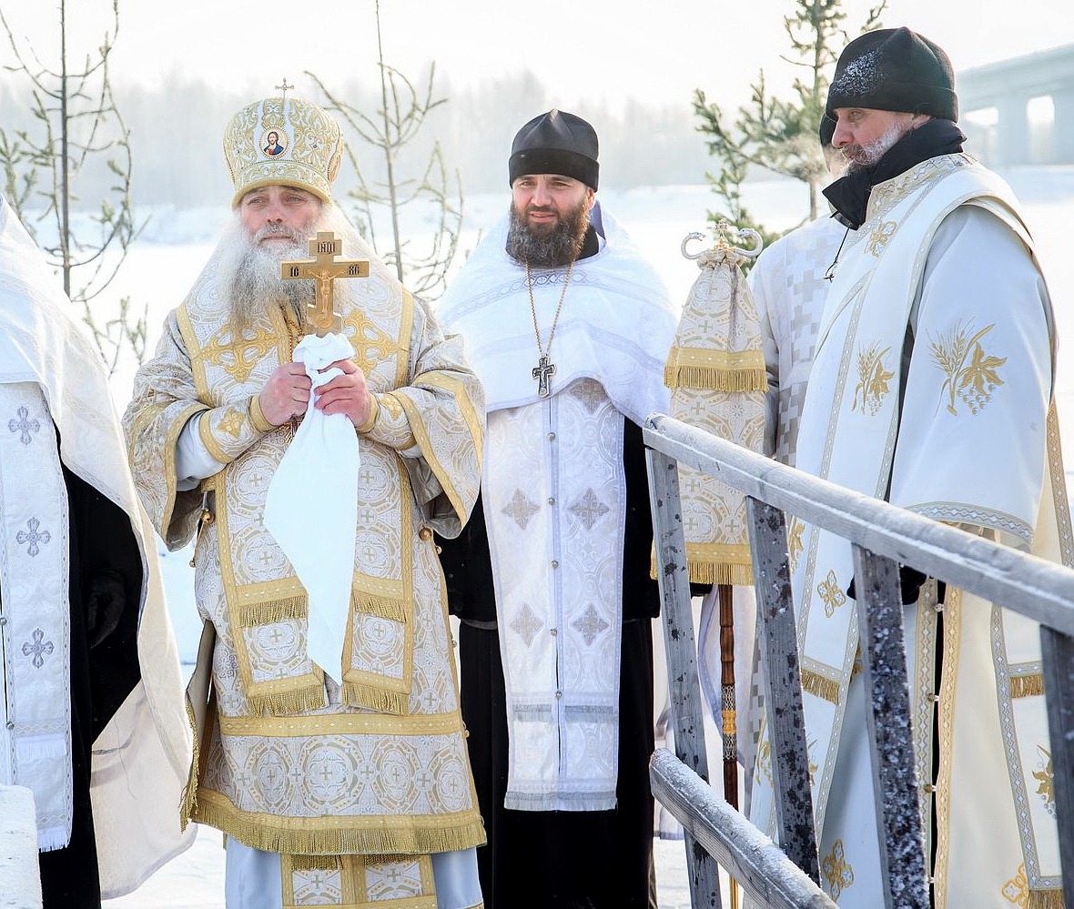 Глава Алтайской митрополии и духовенство совершили крестный ход на реку Обь