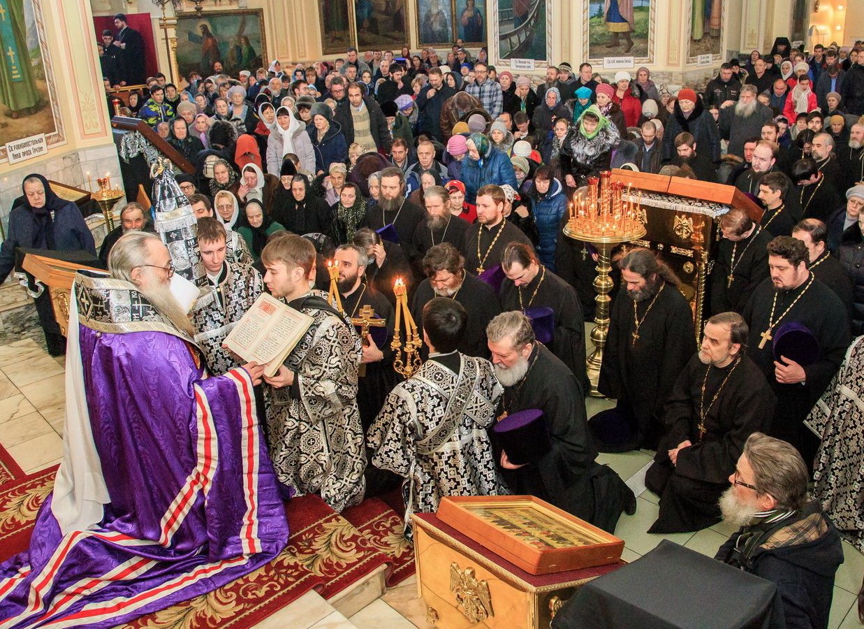 Глава Алтайской митрополии совершил вечерню с чином прощения в Покровском кафедральном соборе
