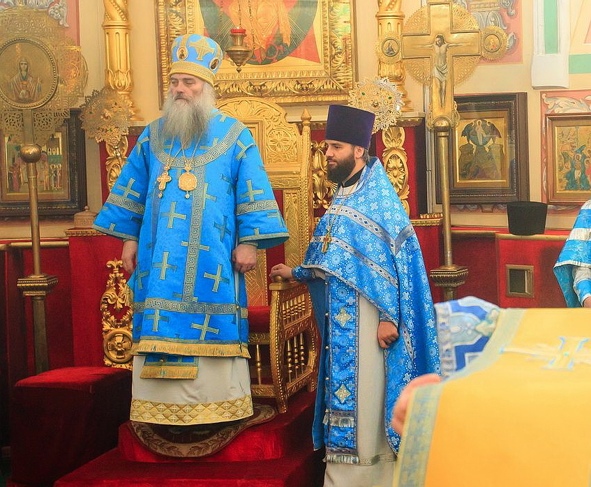 Настоятель Александро-Невского Собора сослужил Божественную Литургию Высокопреосвященному Сергию, главе Алтайской митрополии.